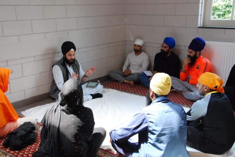 Bhai Jagdeep Singh in a group discussion with the campers